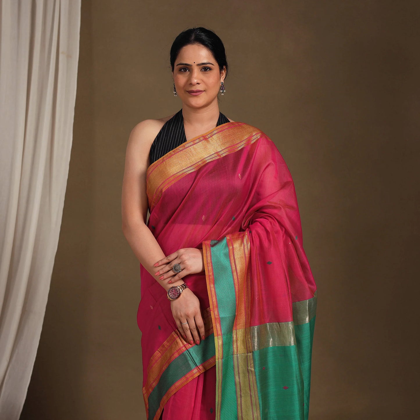 Exquisite Red Maheshwari Silk Cotton Handloom Saree with Zari Border – Handwoven in Maheshwar