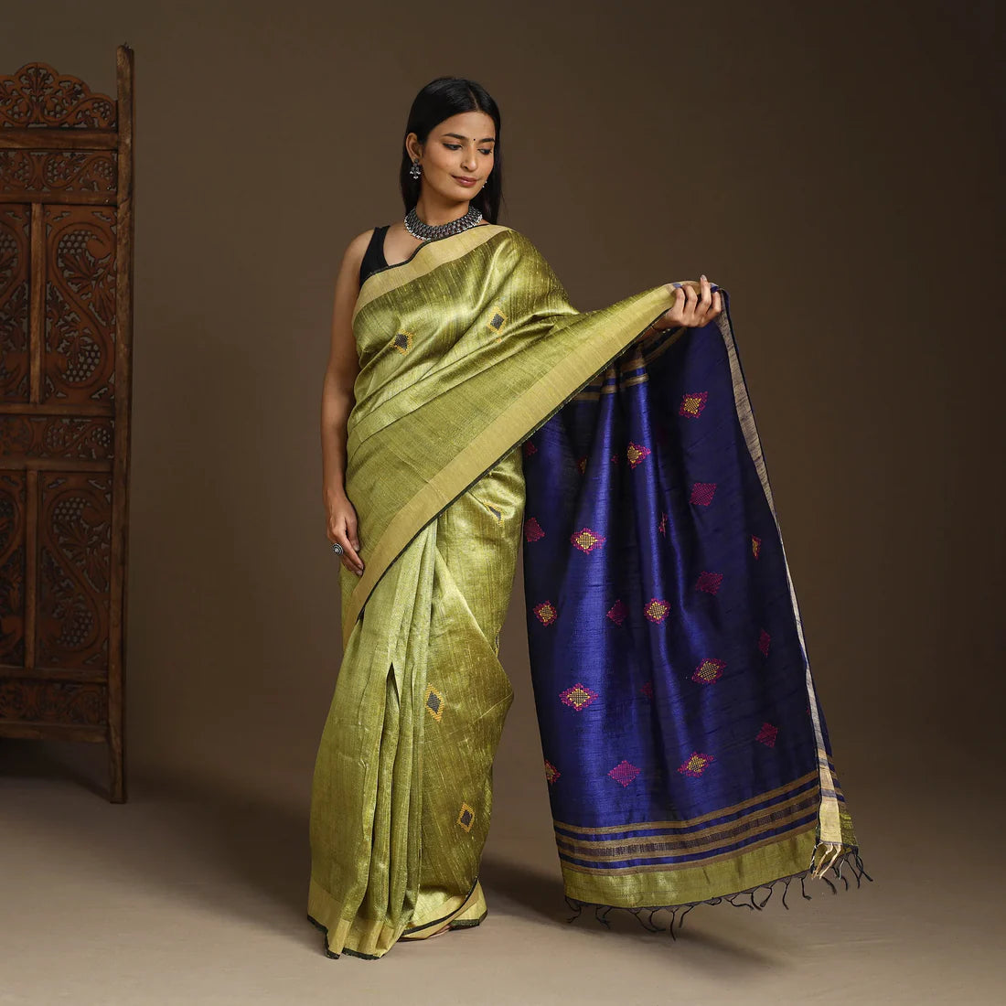 Plumvera model wearing green Tussar silk Bhagalpuri saree with navy blue patterned pallu and black blouse