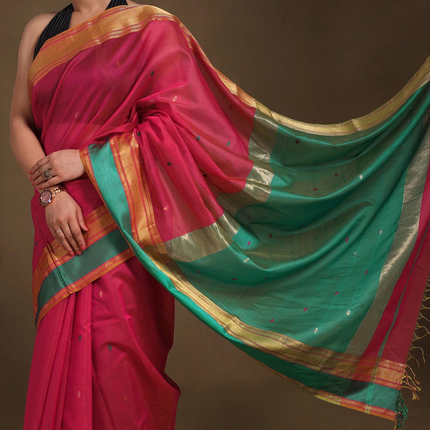Exquisite Red Maheshwari Silk Cotton Handloom Saree with Zari Border – Handwoven in Maheshwar