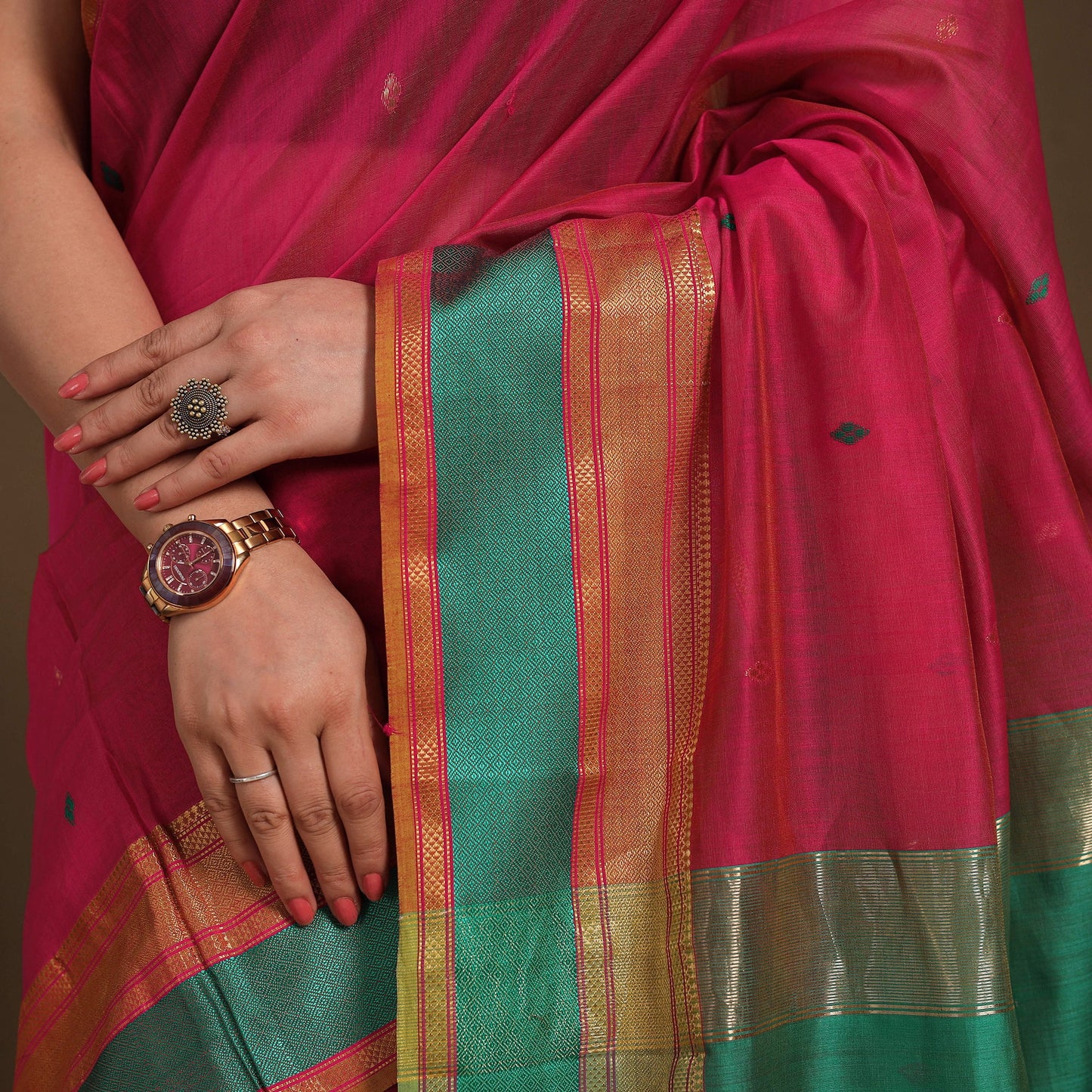 Exquisite Red Maheshwari Silk Cotton Handloom Saree with Zari Border – Handwoven in Maheshwar