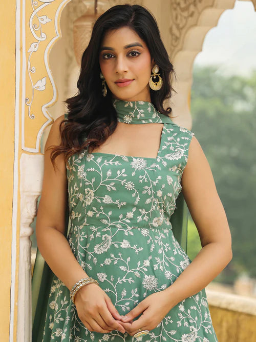Plumvera sage green georgette kurta set on model with sleeveless square neckline white floral print dupatta